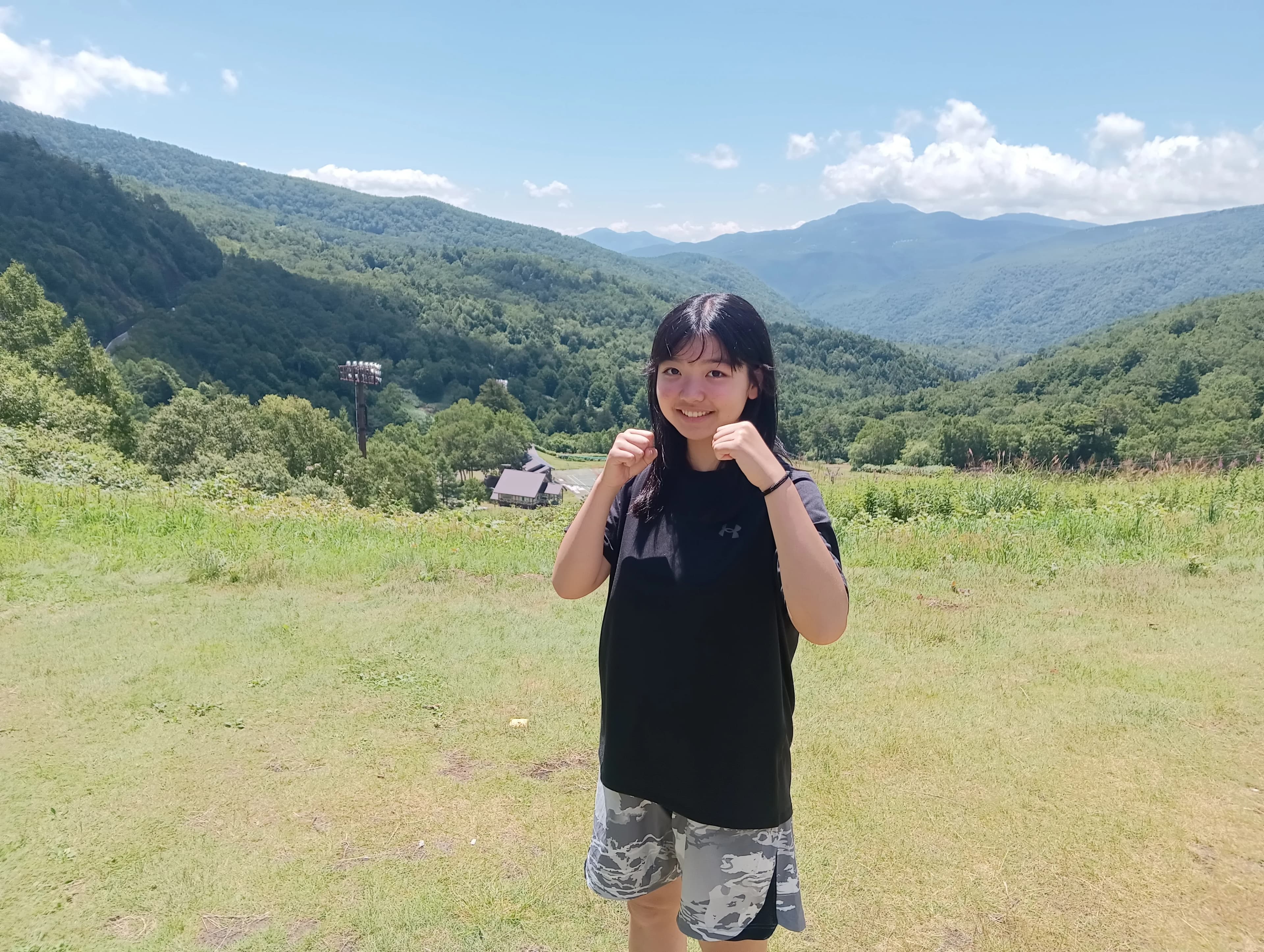 屋外で構える道場生