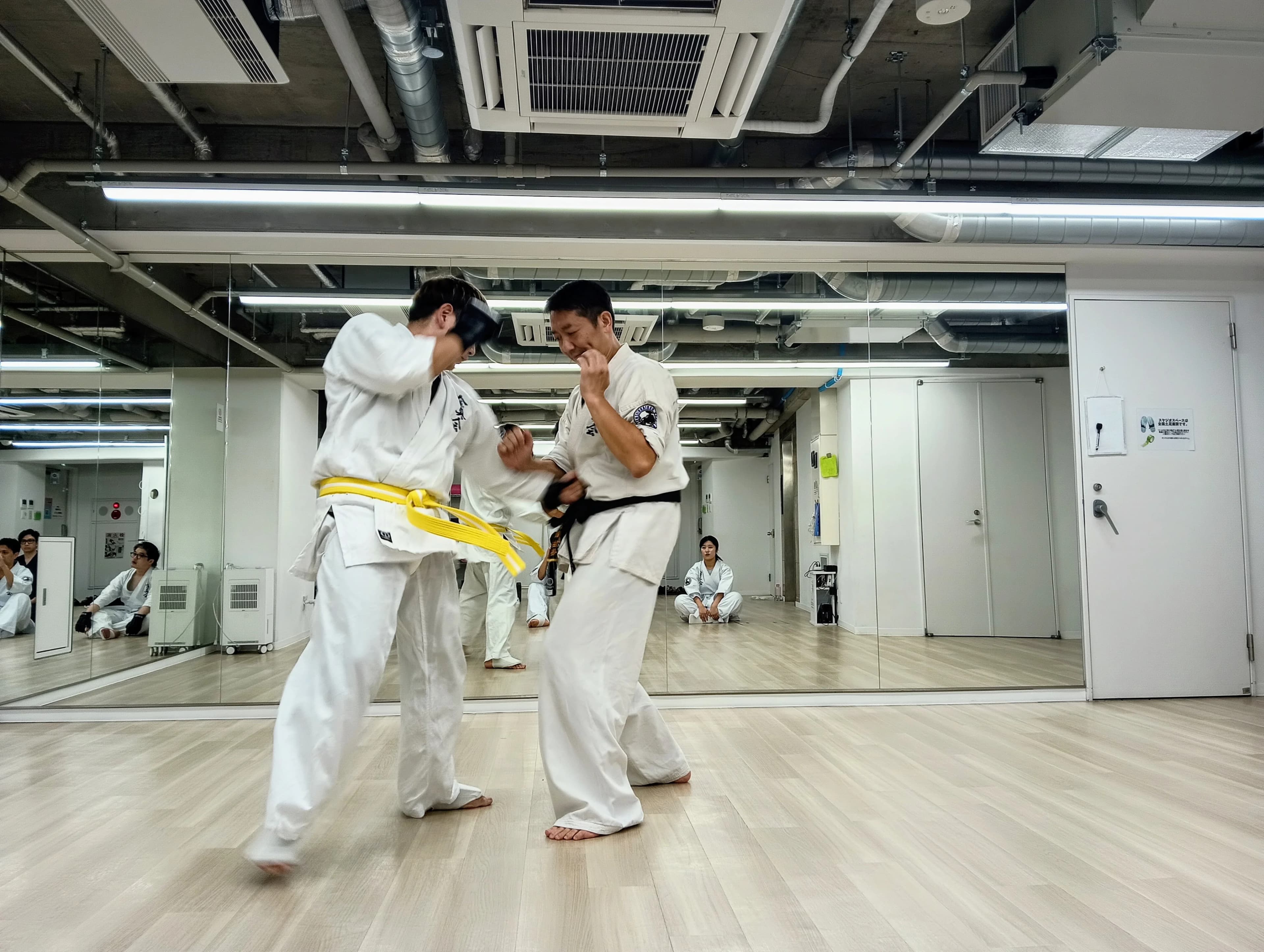 道場生同士の組手・スパーリングの稽古風景